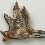 Wooden lacquer pin of two bird in flight
